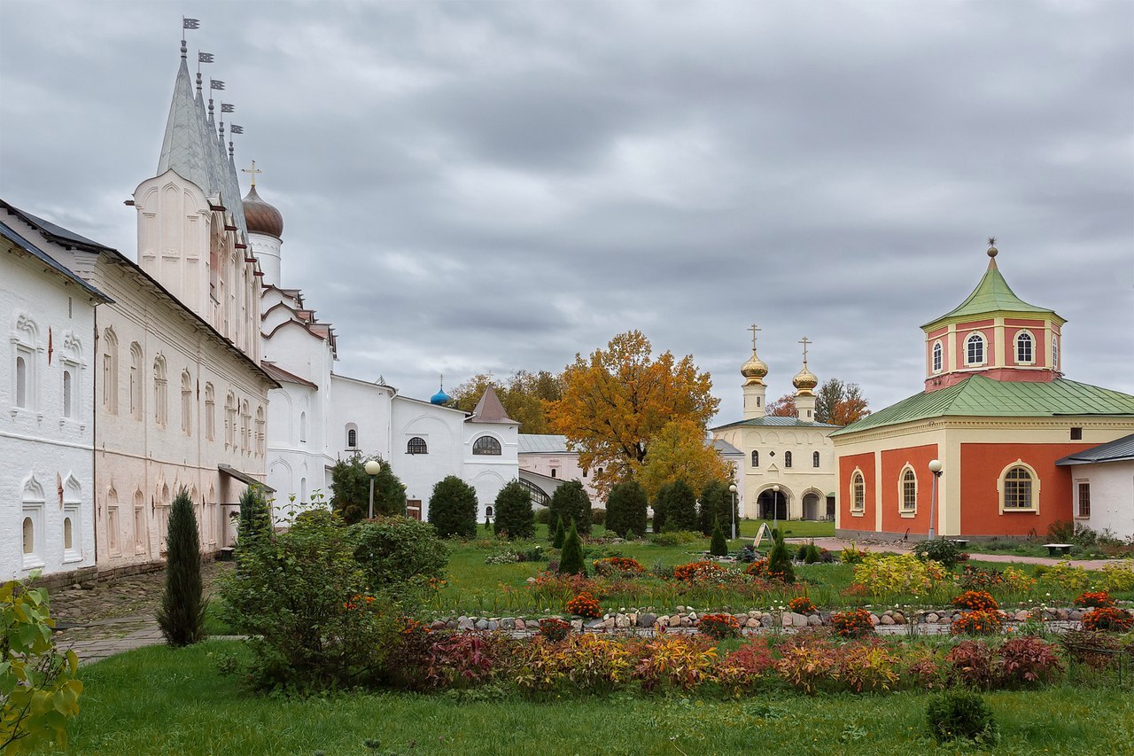 Монастырь в Тихвине