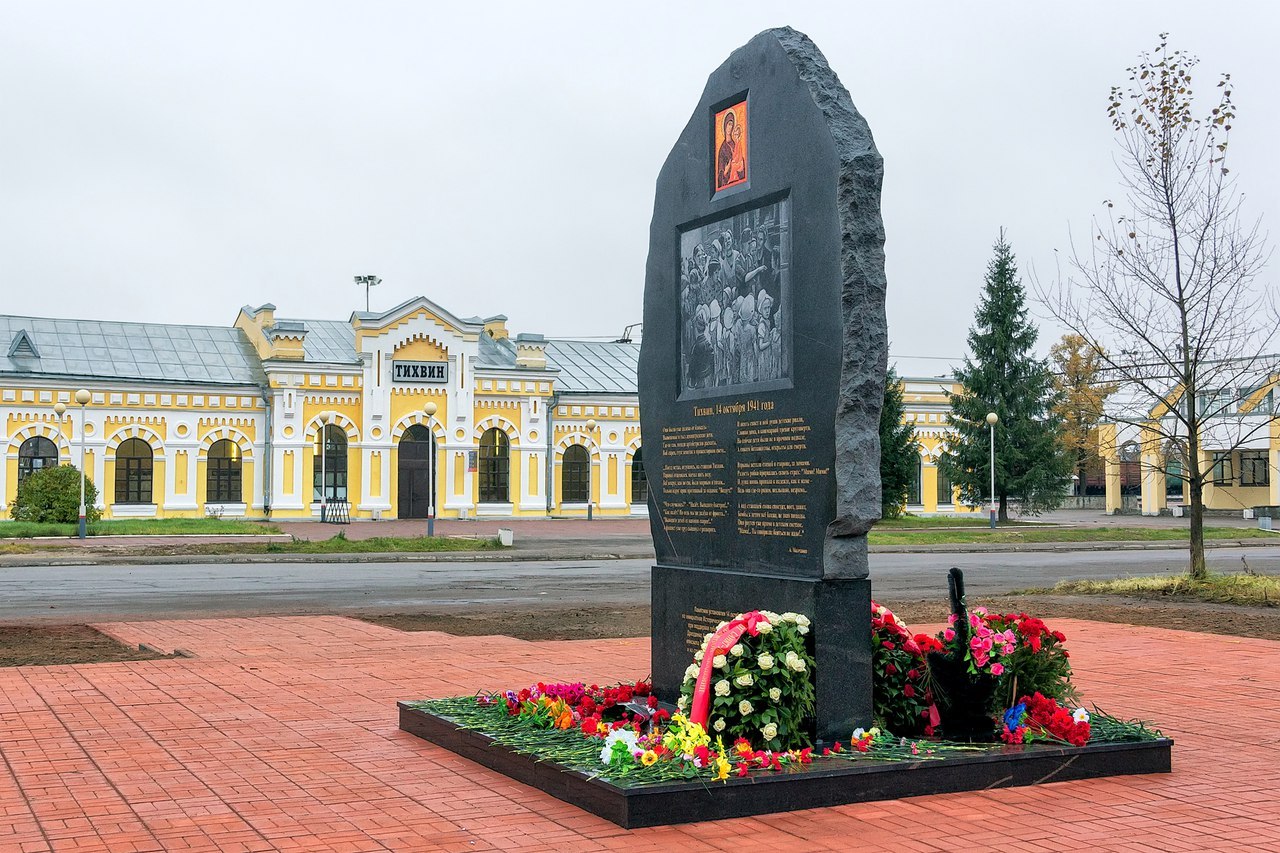 Памятники в Тихвине