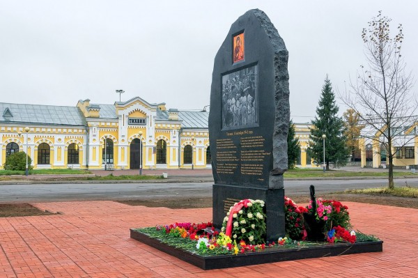 Памятники в Тихвине