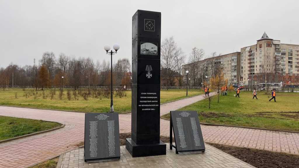Памятник Чернобыльцам в Тихвине