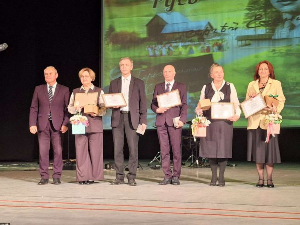 Поздравление учителей в Тихвине