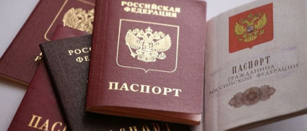 Молодым тихвинцам торжественно вручили паспорта